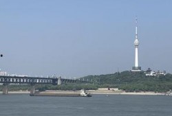 武汉江滩二桥爆料视频,网友爆料视频引热议