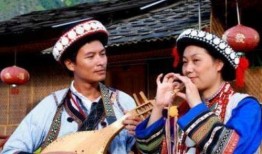 云南网红傈僳族小伙吃瓜,云南傈僳族小伙的网红吃瓜日常